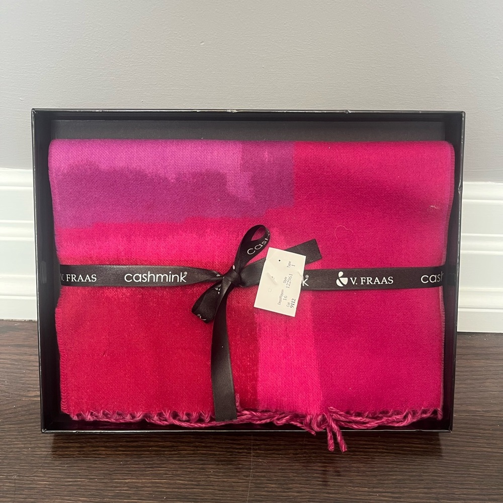 V. FRAAS Cashmink Scarf in Pink/Purple